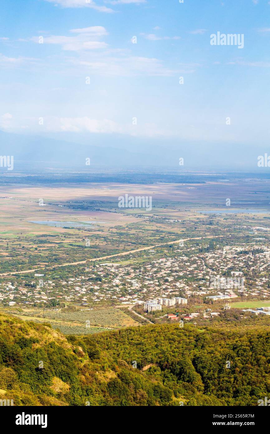 Viaggio in Georgia - vista della valle di Alazan nella regione di Kakheti dalla città di Signagi in Georgia nel soleggiato giorno autunnale Foto Stock