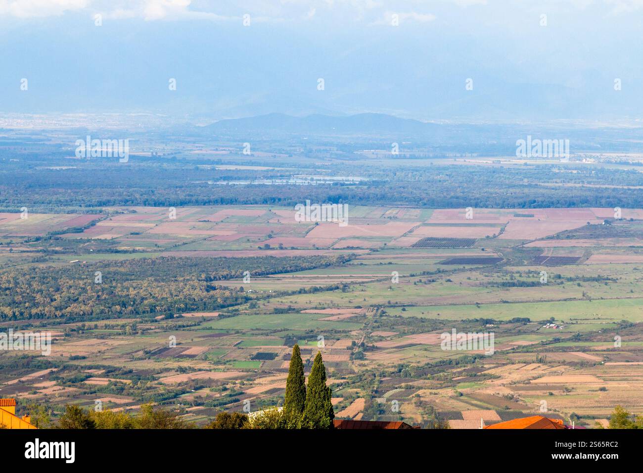Viaggio in Georgia - vista della valle di Alazan dalla città di Sighnaghi nella regione di Kakheti in Georgia al tramonto autunnale Foto Stock