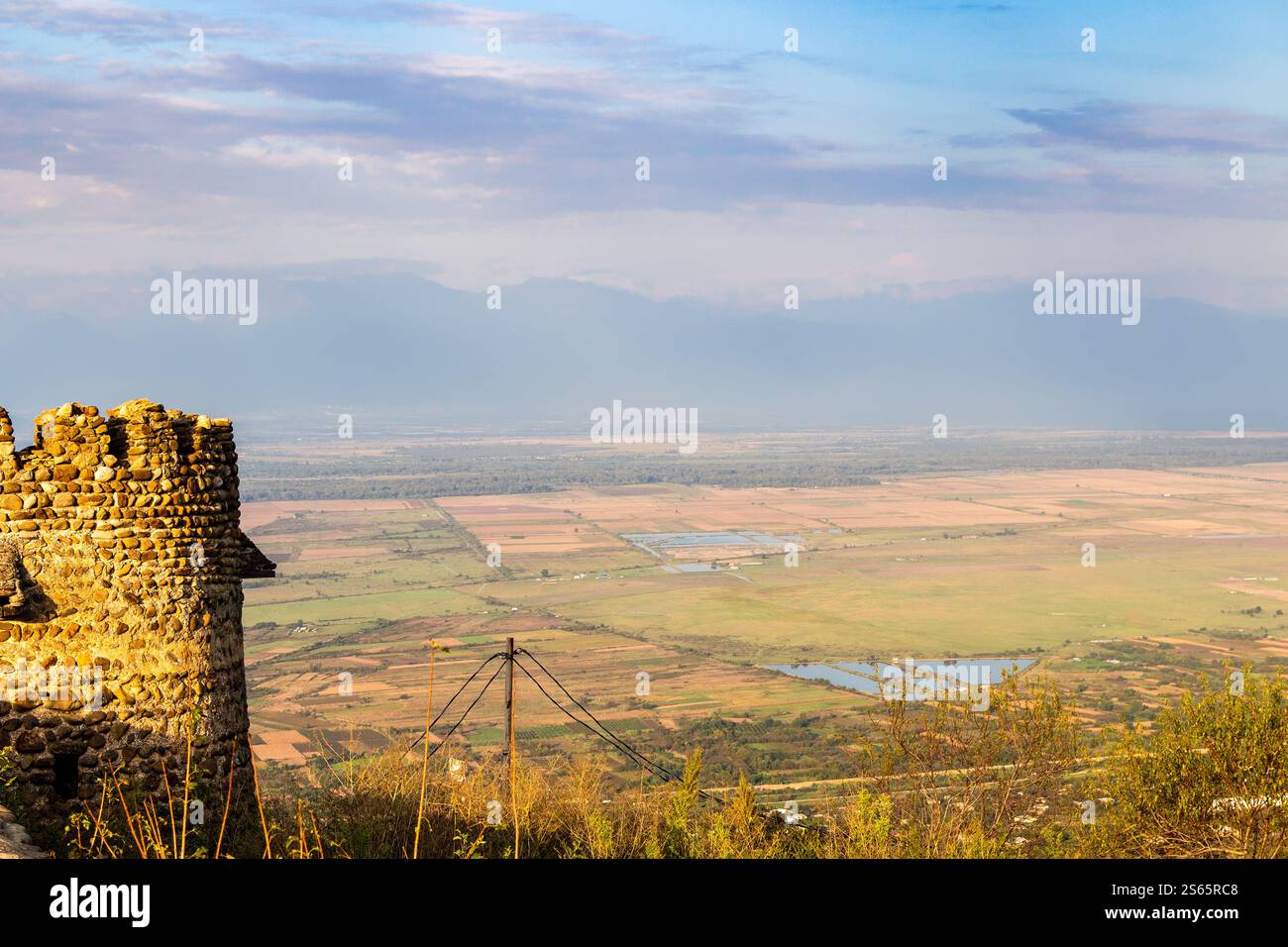 Viaggia verso la Georgia - torre di mura di fortificazione della città di Signagi sopra la valle di Alazan nella regione di Kakheti in Georgia in autunno al tramonto Foto Stock