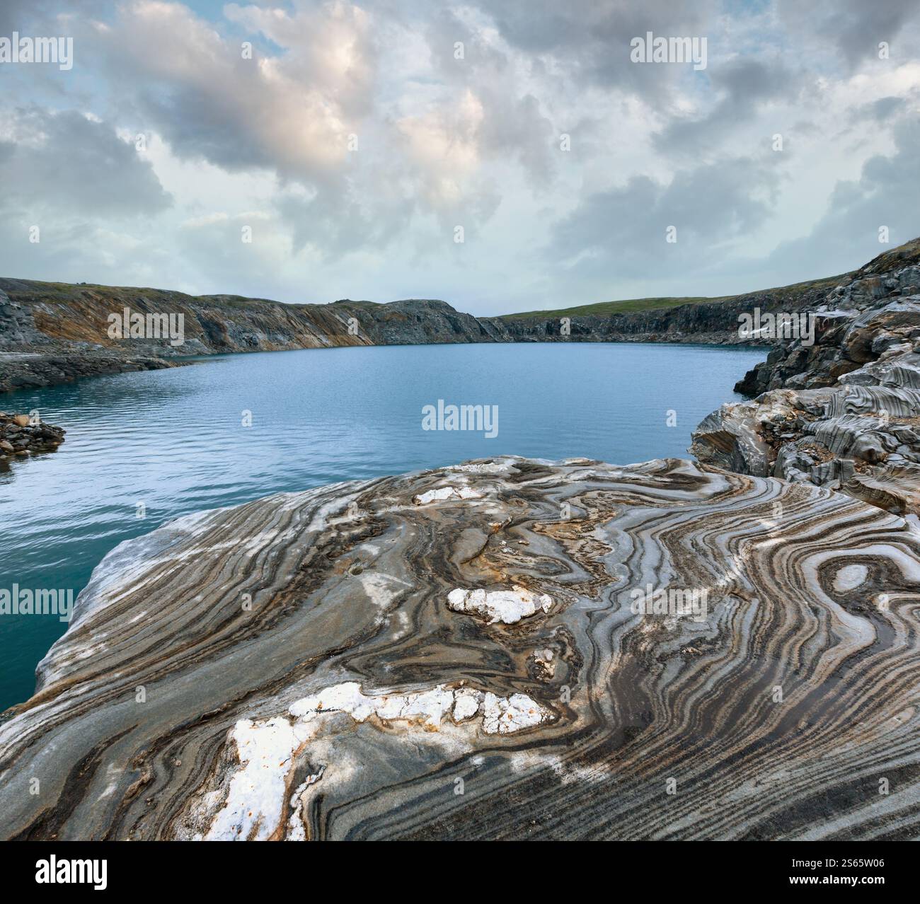 La pietra a strisce in prossimità del serbatoio lago Storglomvatnet (Meloy, Norge) Foto Stock