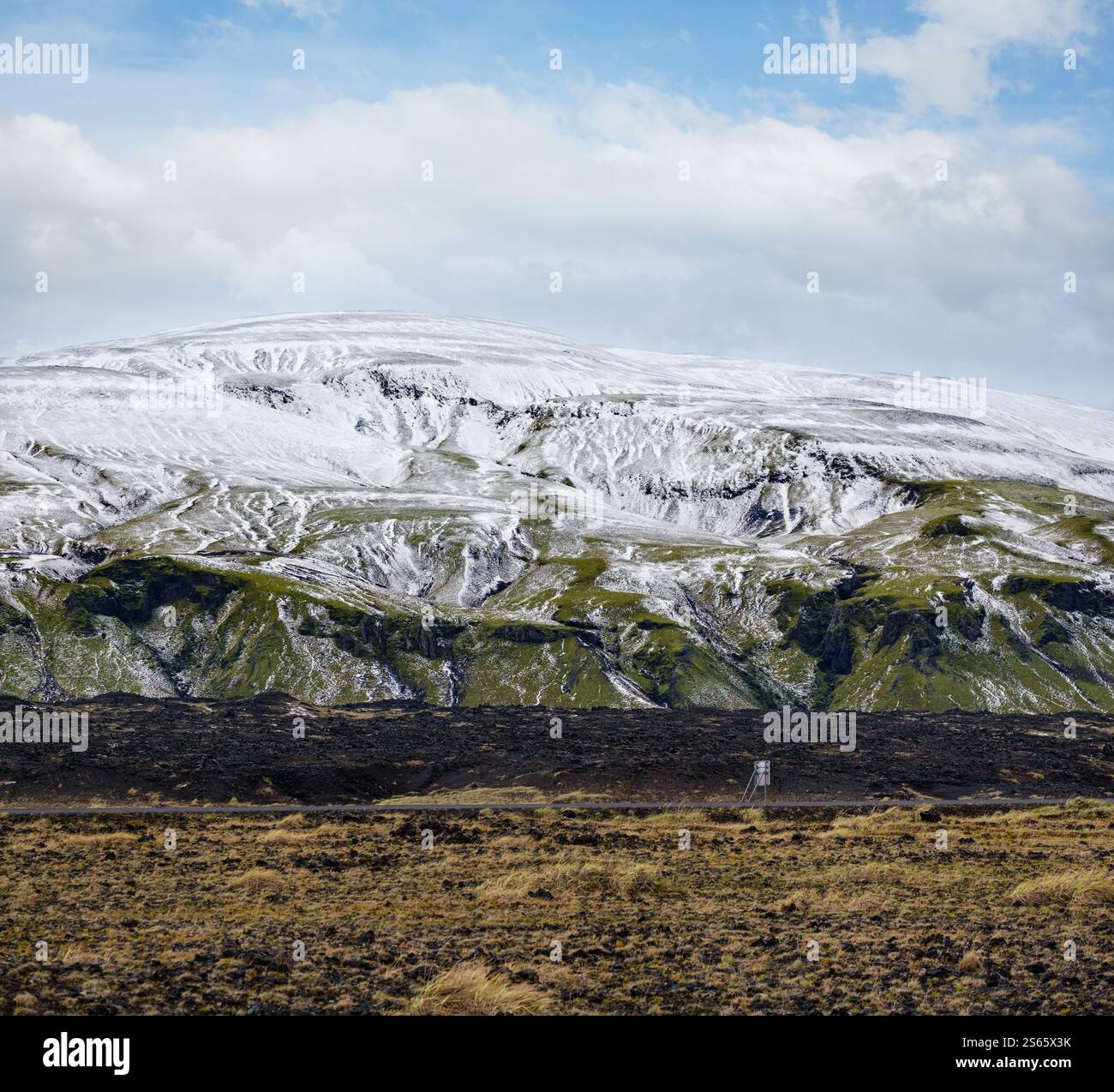 Cambio di stagione nelle Highlands meridionali dell'Islanda. Montagne colorate di Landmannalaugar sotto la neve in autunno. Campi di lava di sabbia vulcanica nel Foto Stock