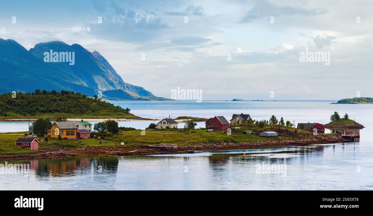 Senja estate sera Nuvoloso fjord paesaggio, Grashopkjosen, Skaland, Norvegia. Foto Stock