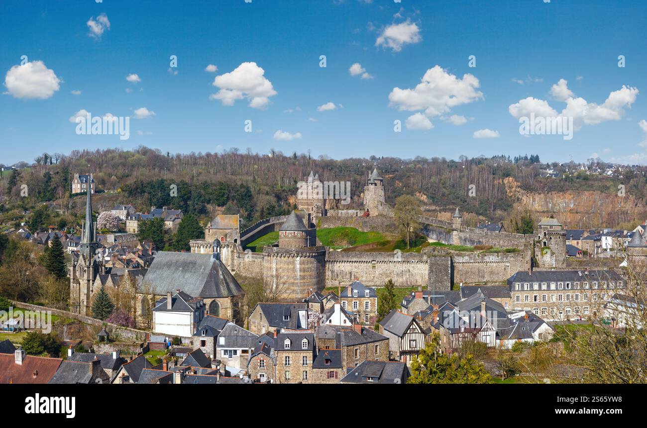 Il Chateau de Fougeres (Francia) primavera panorama. Costruire in 12-15 secolo. Foto Stock