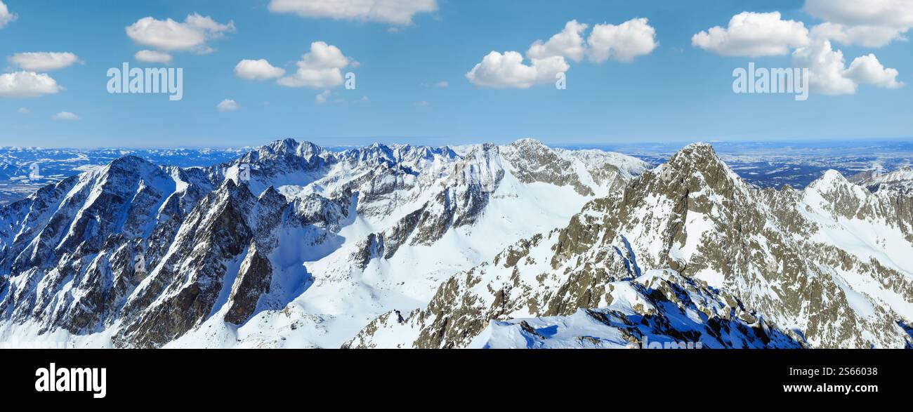 Mattina inverno Rocky Mountain vista dall'alto. Panorama. Foto Stock