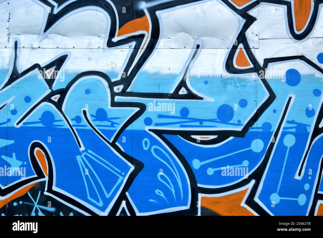 Sfondo colorato di graffiti pittura grafica con strisce di aerosol luminoso e bei colori. Pezzo di Street art della vecchia scuola realizzato con spray aerosol Foto Stock