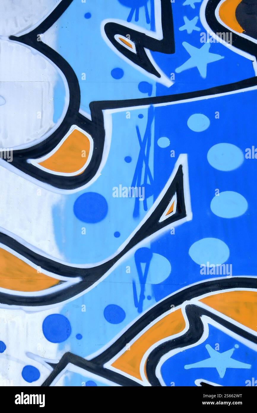 Sfondo colorato di graffiti pittura grafica con strisce di aerosol luminoso e bei colori. Pezzo di Street art della vecchia scuola realizzato con spray aerosol Foto Stock