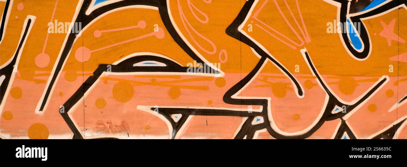 Sfondo colorato di graffiti pittura grafica con strisce di aerosol luminoso e bei colori. Pezzo di Street art della vecchia scuola realizzato con spray aerosol Foto Stock