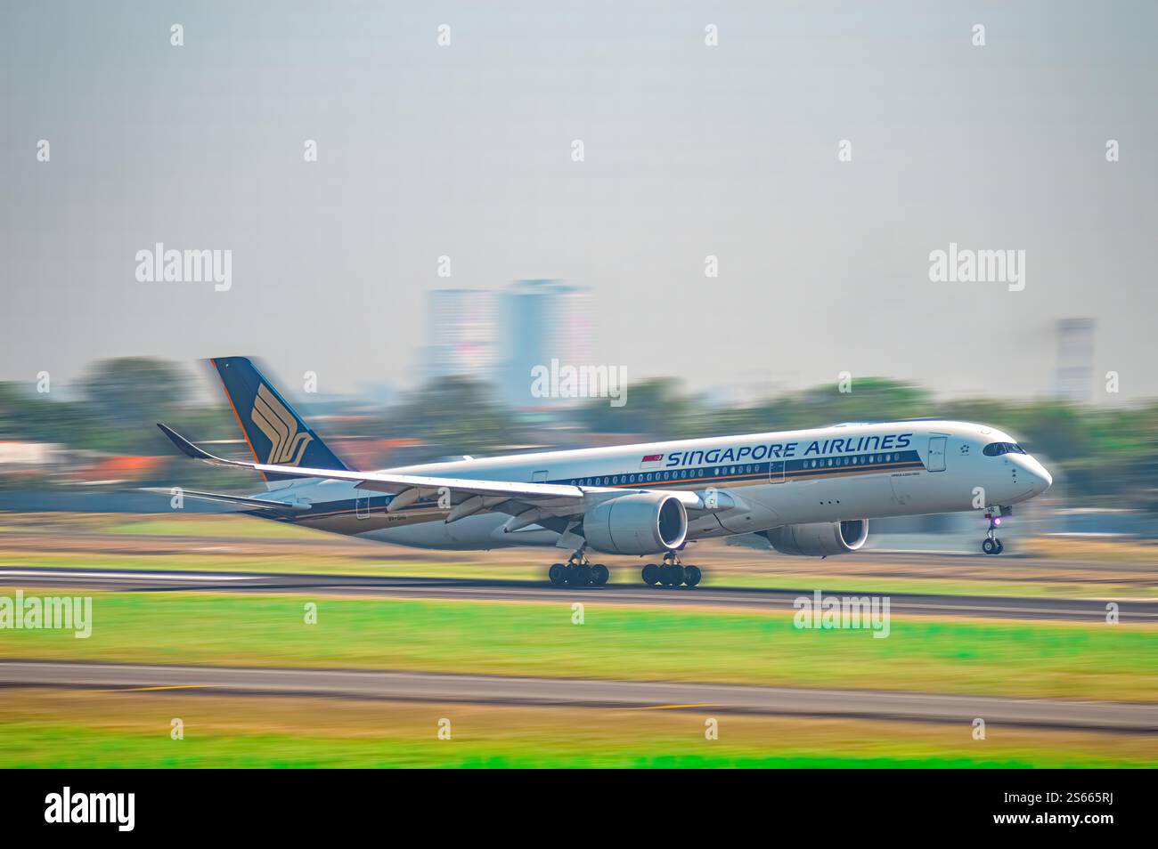Panoramica della foto di un aereo Airbus appartenente alla Singapore Airlines che atterra all'aeroporto internazionale Surabaya Juanda, Sidoarjo, 29 luglio 2023 Foto Stock