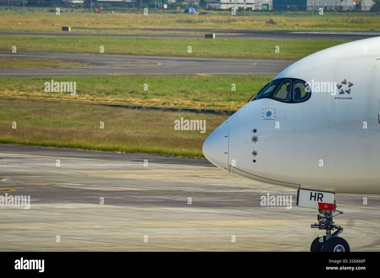 Il naso di un aeromobile Airbus A350 appartenente alla Singapore Airline presso l'Aeroporto Internazionale di Juanda, Surabaya, Indonesia, 29 luglio 2023. Foto Stock