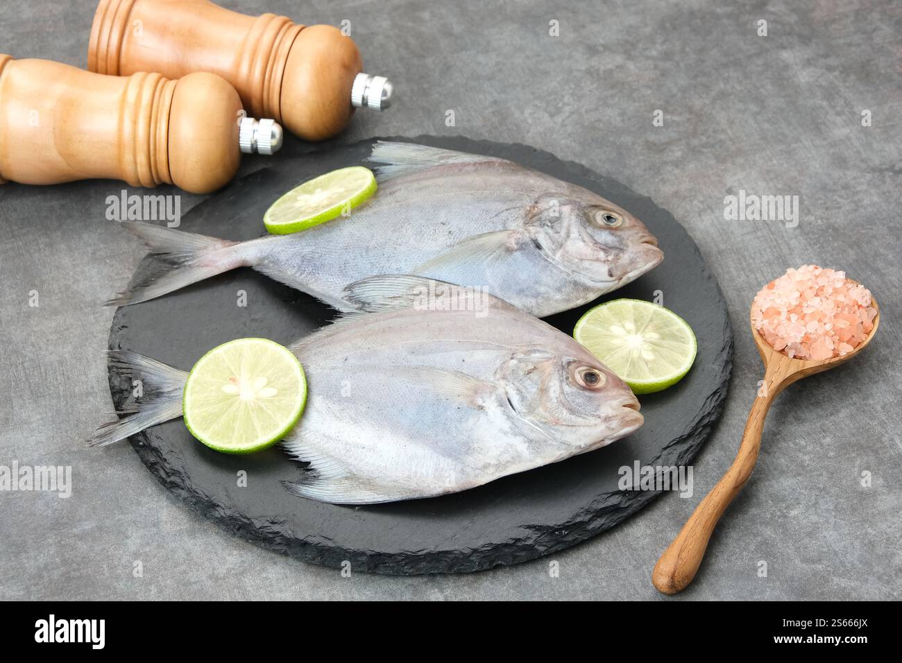 Ikan Dorang o Ikan Bawal Putih, preparazione alimentare Foto Stock