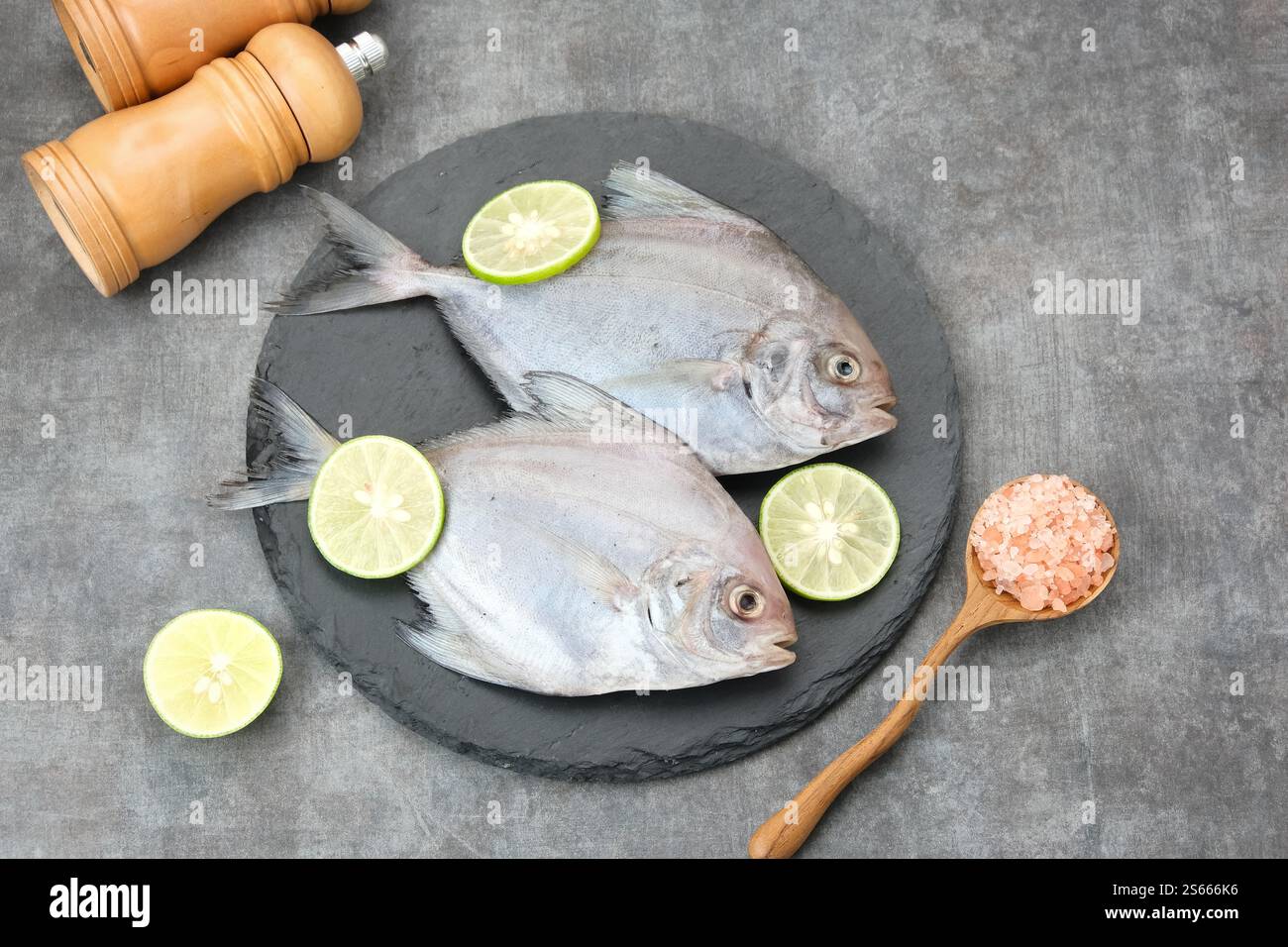 Ikan Dorang o Ikan Bawal Putih, preparazione alimentare Foto Stock