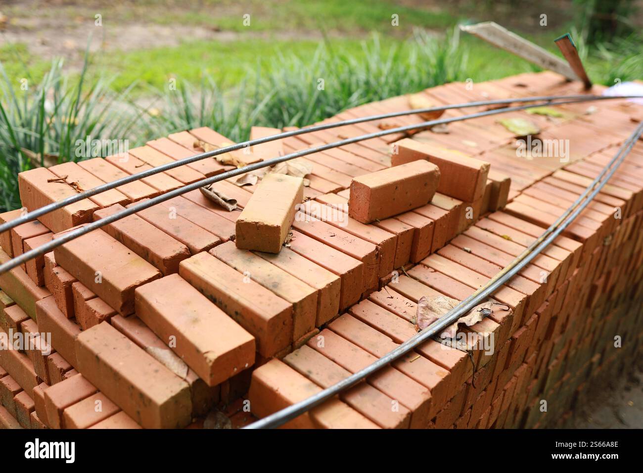 Pallet una pila di materiali da costruzione in mattoni rossi di nuovi mattoni rossi per la costruzione Foto Stock