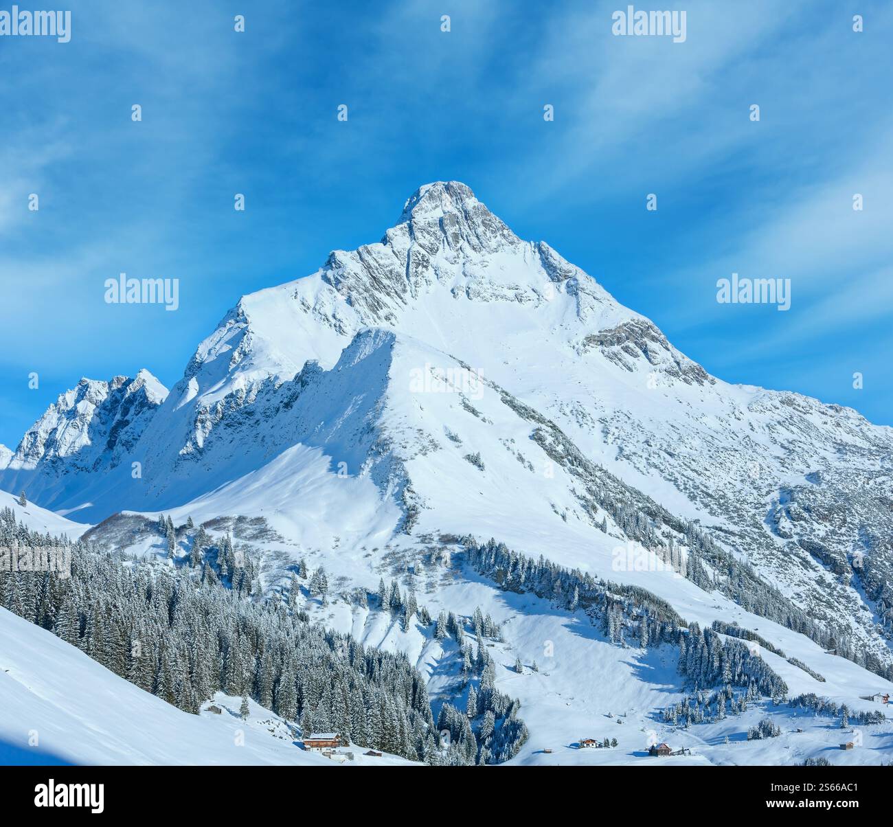 Inverno mountain top view con pendio nevoso (Austria, Tirolo). Foto Stock