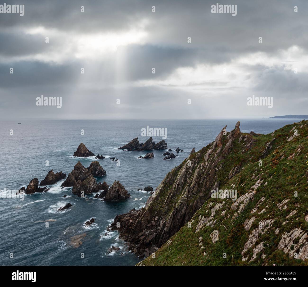 Costa de Loiba tramonto paesaggio con formazioni di roccia vicino a riva (Asturias, Spagna). Foto Stock
