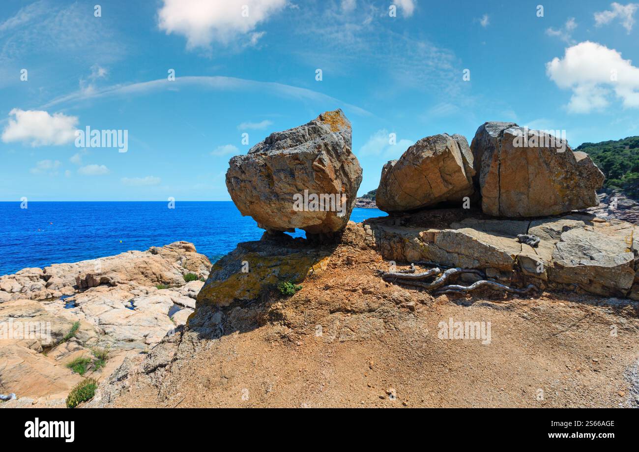 Grossi massi a terra e mare mediterraneo costa rocciosa summer view (vicino alla baia di Tamariu, Costa Brava Catalogna. Foto Stock