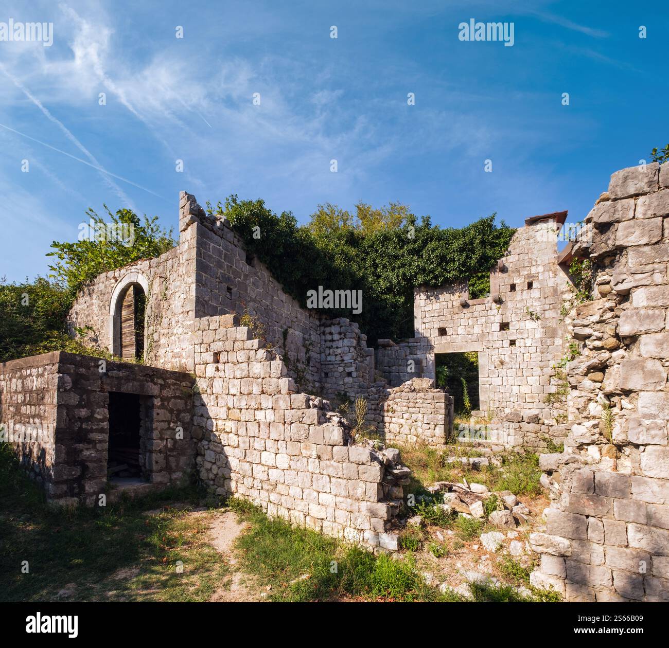 L'insediamento medievale e la chiesa sono stati completamente distrutti durante il terremoto 1979, Sutomore, Bar Regione, Montenegro. Foto Stock