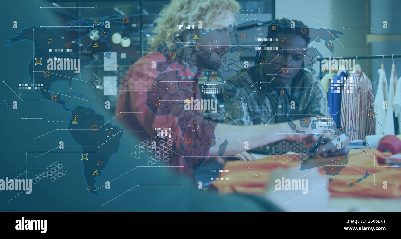 Immagine della mappa del mondo e dell'elaborazione dei dati su diversi stilisti maschili presso lo studio di moda Foto Stock