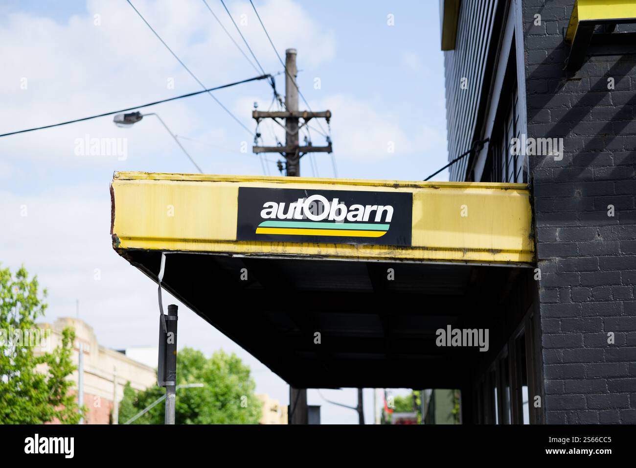 Logo Autobarn per il negozio di ricambi automobilistici sulla tenda sopra l'ingresso di uno dei loro negozi Foto Stock