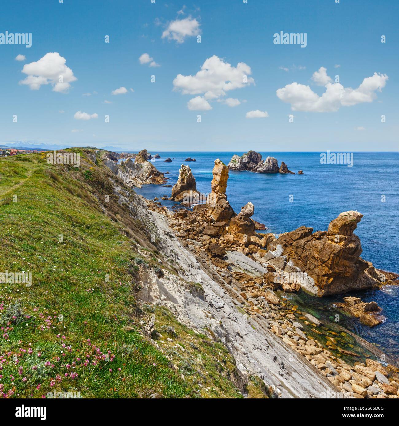 Oceano atlantico costa rocciosa vicino Portio Beach, (Pielagos Cantabria, Spagna) Foto Stock