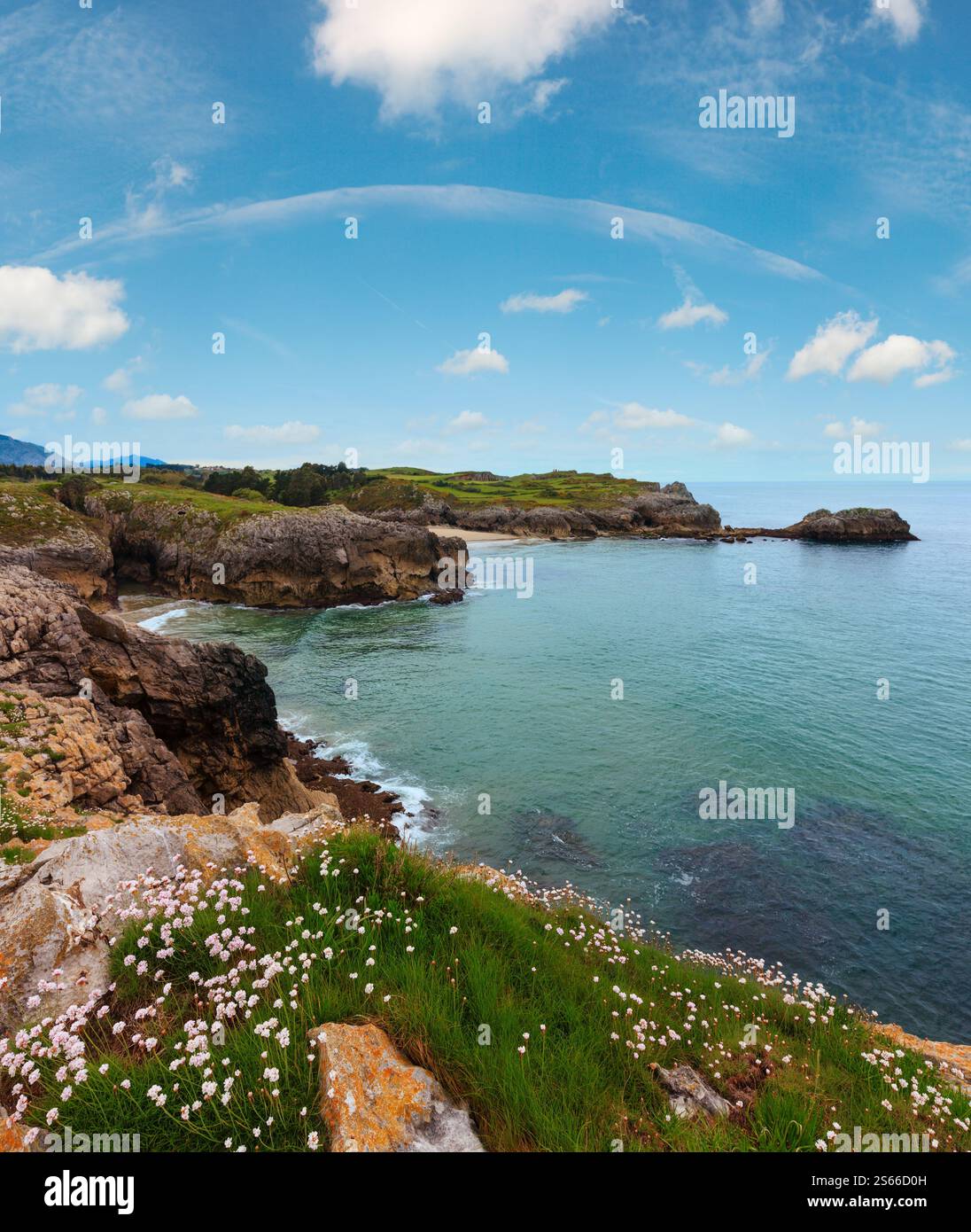 Golfo di Biscaglia estate costa rocciosa view, spagna Asturie. Foto Stock