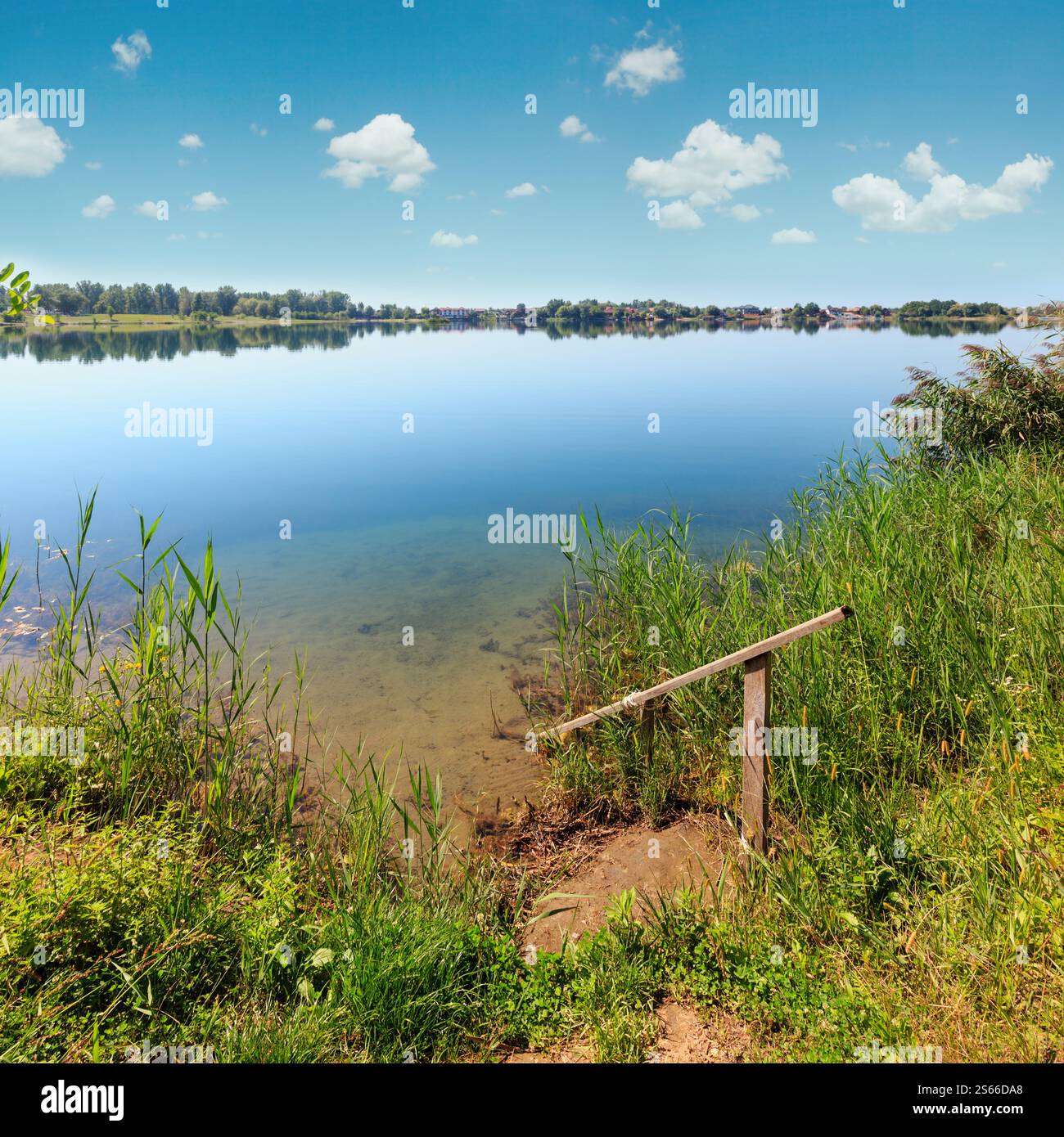 Il pittoresco lago di estate paesaggio. Concetto della tranquilla vita di paese, eco-turismo, camping, pesca. Foto Stock