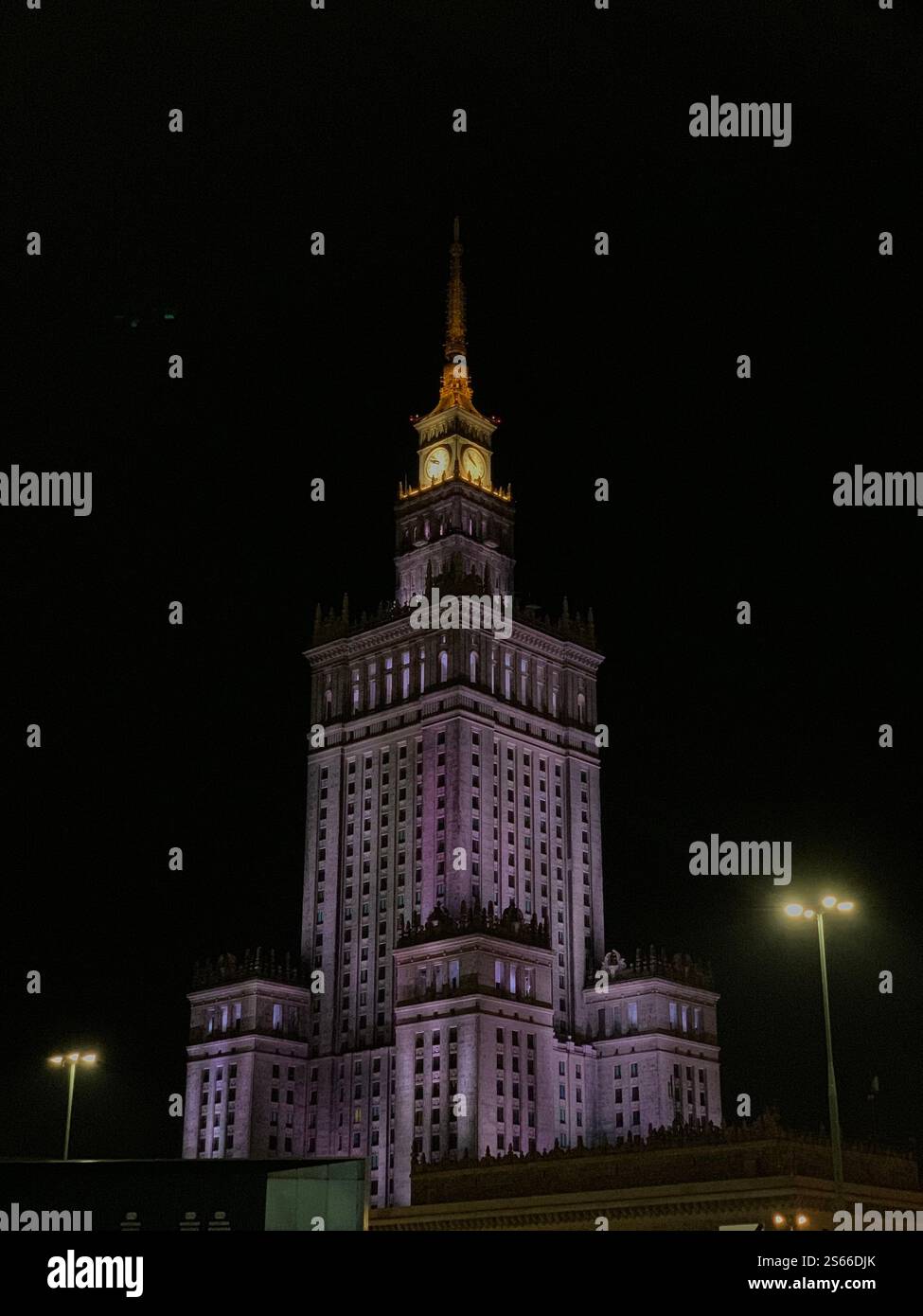 Il Palazzo della Cultura e della Scienza di notte - Immagine stock catturata con smartphone