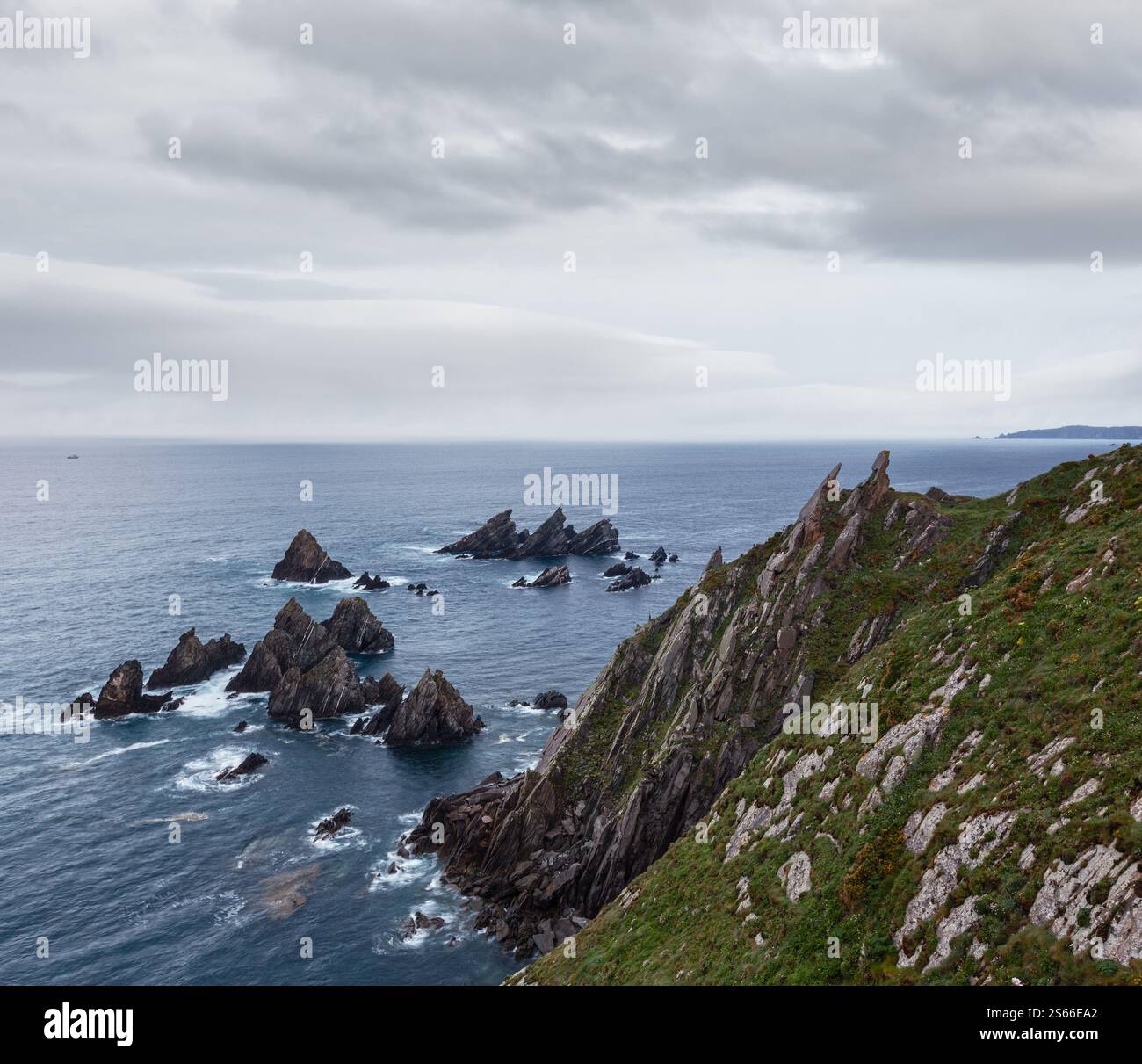 Costa de Loiba paesaggio al tramonto con formazioni rocciose vicino alla riva (Galizia, Spagna). Foto Stock