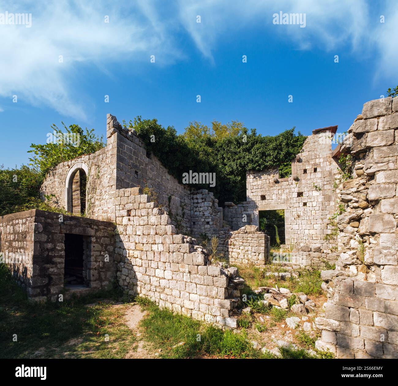 L'insediamento medievale e la chiesa sono stati completamente distrutti durante il terremoto 1979, Sutomore, Bar Regione, Montenegro. Foto Stock