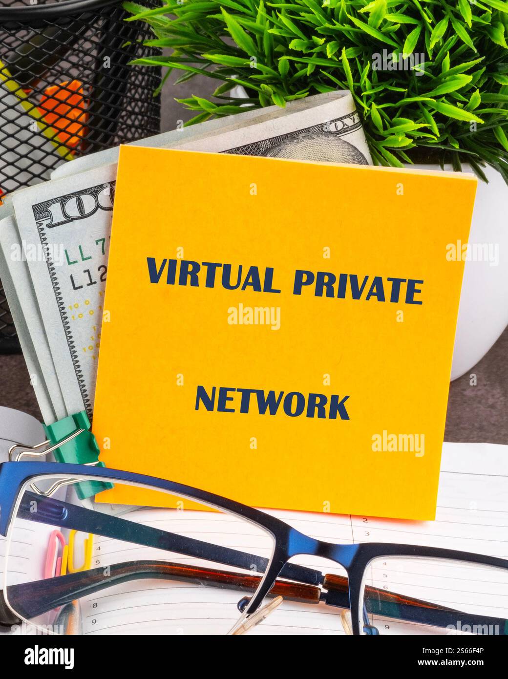 Utilizzo di una rete privata virtuale per proteggere la trasmissione dei dati e la privacy degli utenti in un ambiente di business tecnologico. Foto Stock