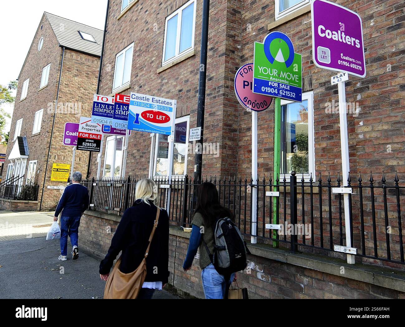 Foto del file datata 02/10/08 di per la vendita e per la locazione di tavole in una strada di York, dato che l'attività del mercato immobiliare è salita al 2024 e le aspettative per l'anno successivo sono "decisamente positive", hanno riferito i sondaggi. Un saldo netto del 5% dei professionisti immobiliari ha riferito che le nuove richieste di acquisto sono aumentate piuttosto che calare a dicembre, ha affermato la Royal Institution of Chartered Surveyors (Rics). Data di pubblicazione: Giovedì 16 gennaio 2025. Foto Stock