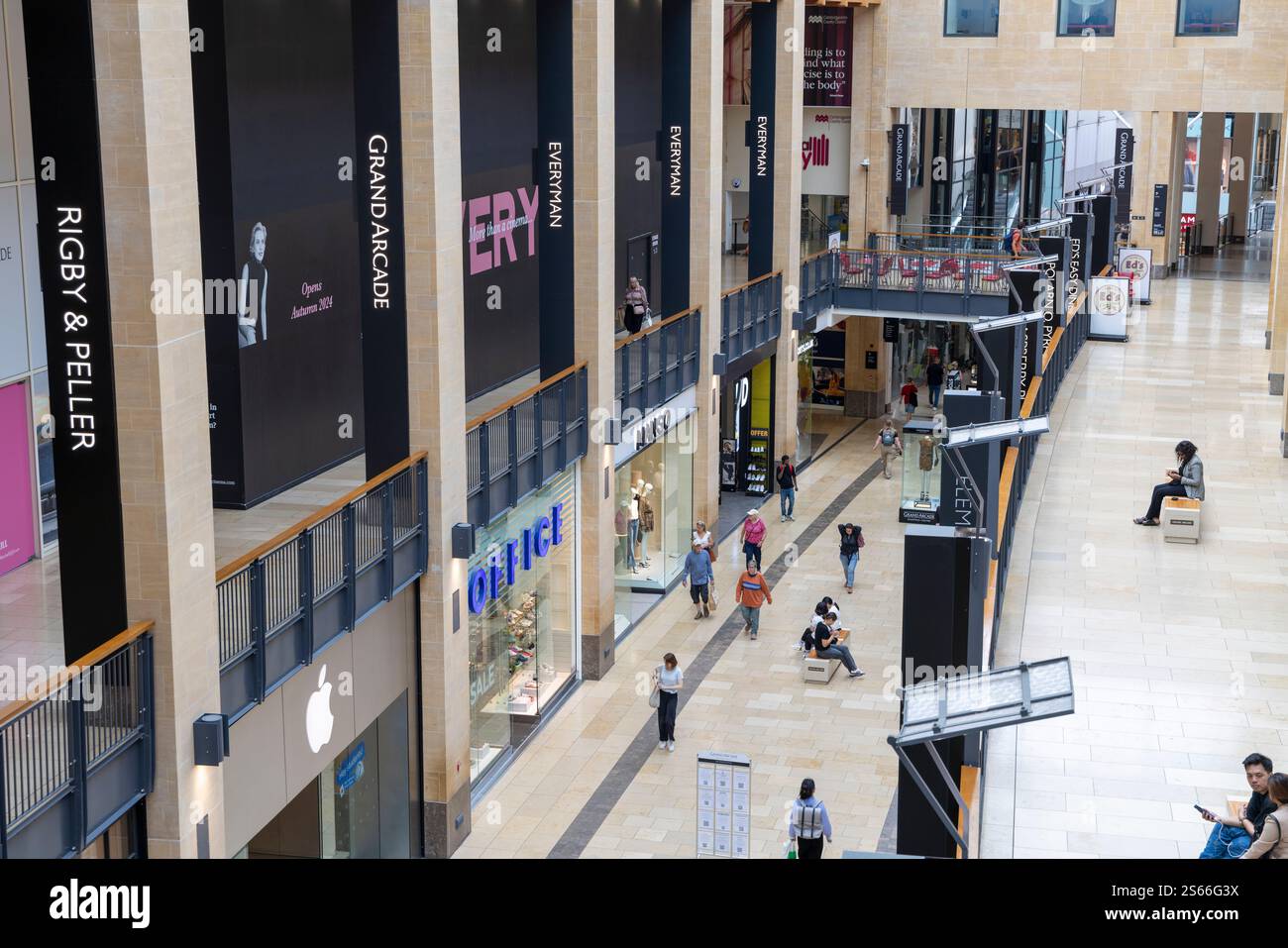 Cambridge, Inghilterra, centro commerciale Grand Arcade nel centro della città, con gli amanti dello shopping che camminano accanto ai negozi, Inghilterra, Regno Unito Foto Stock