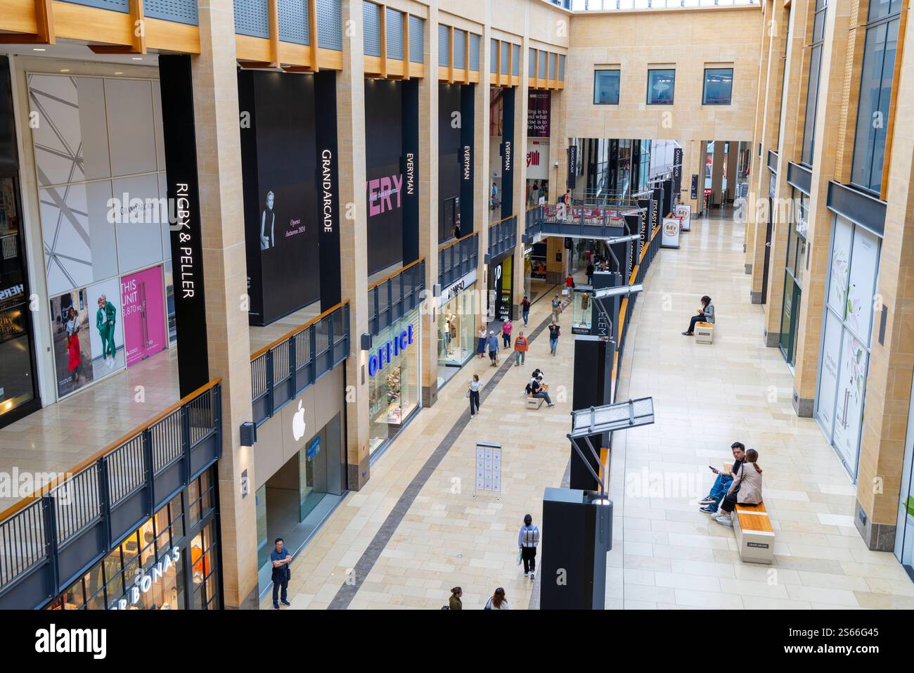 Cambridge, Inghilterra, centro commerciale Grand Arcade nel centro della città, con gli amanti dello shopping che camminano accanto ai negozi, Inghilterra, Regno Unito Foto Stock
