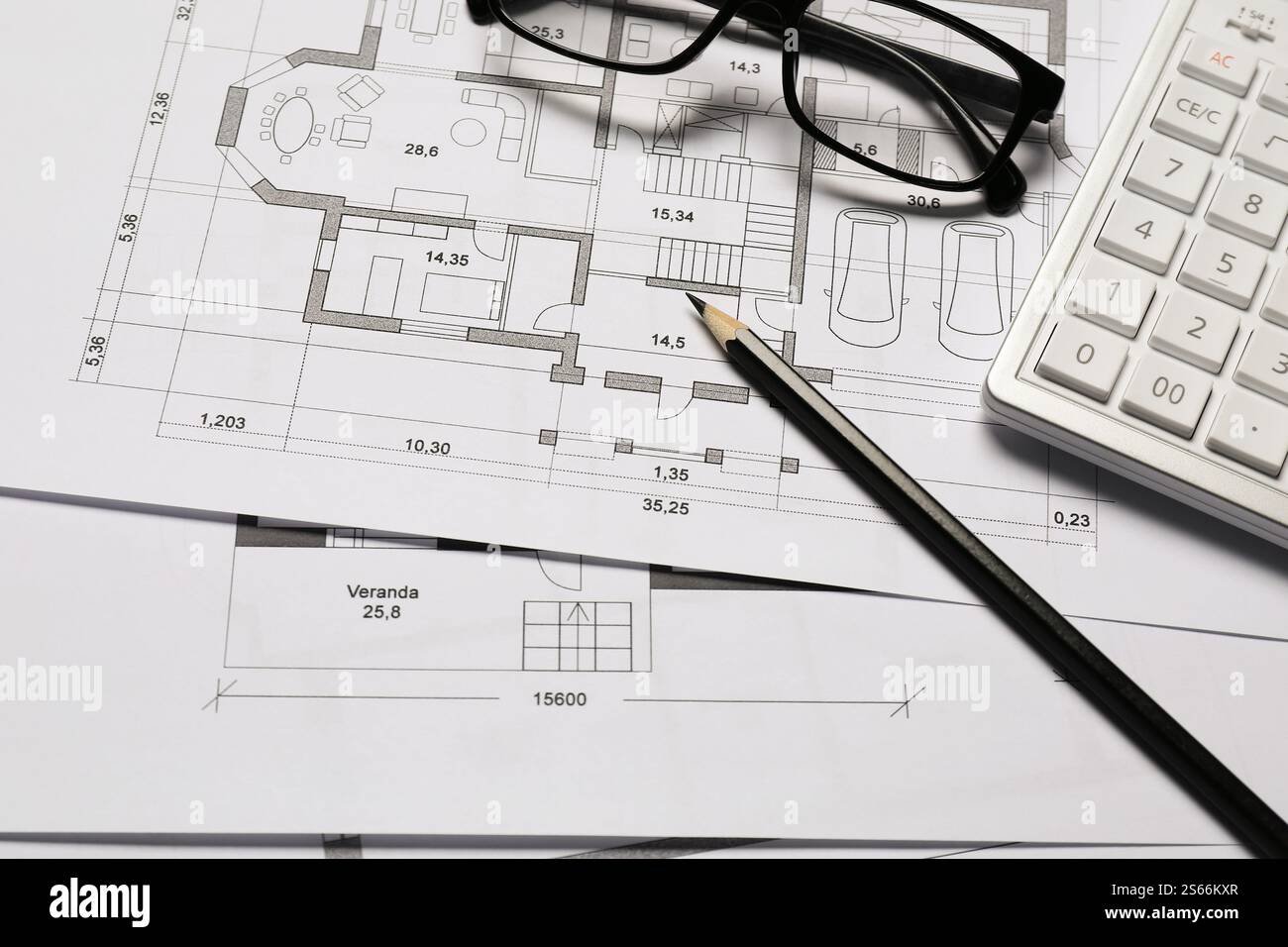 Disegni architettonici diversi, calcolatrice, occhiali e matita, primo piano Foto Stock