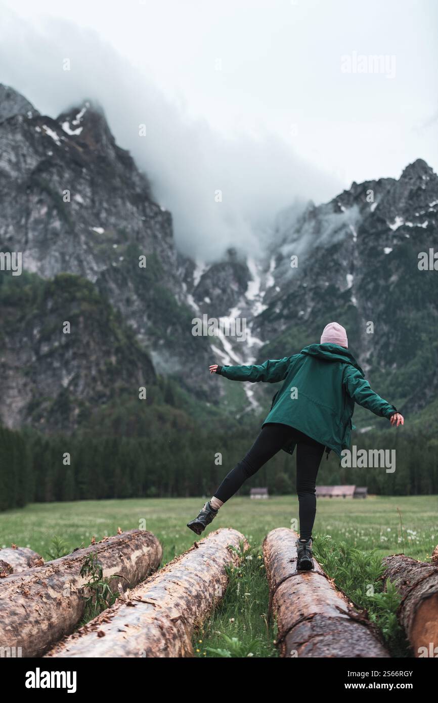 Energica giovane escursionista femminile in un emozionante avventura alpina Foto Stock