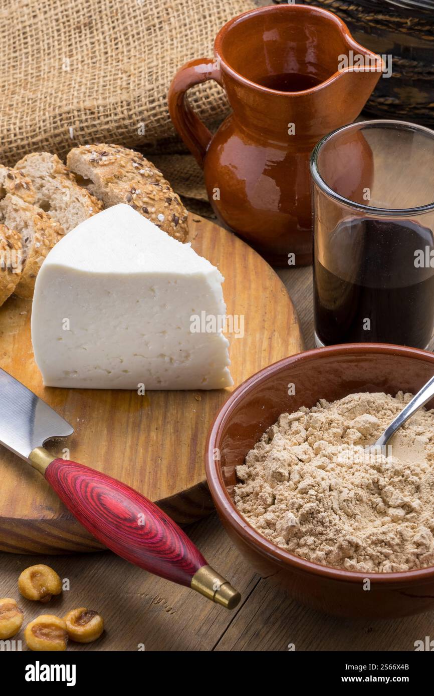 Ciotola con gofio e prodotti agricoli delle Isole Canarie Foto Stock