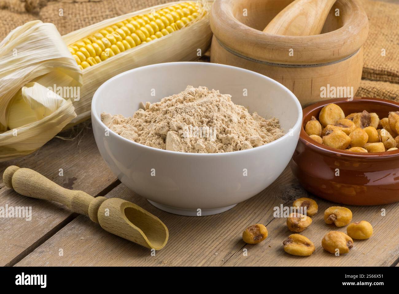 Ciotola con gofio delle Canarie, mortaio e mais Foto Stock