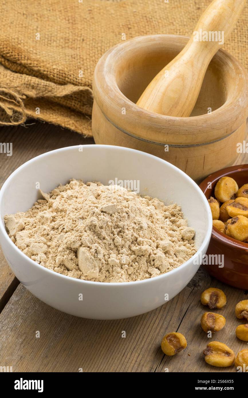 Recipiente con gofio di mais macinato Foto Stock