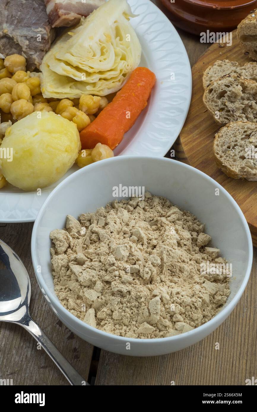 Ciotola con gofio e piatto con stufato tipico delle Canarie Foto Stock