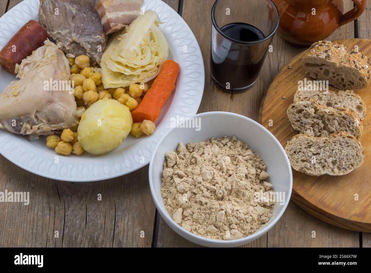 Ciotola con gofio e stufato delle Canarie Foto Stock