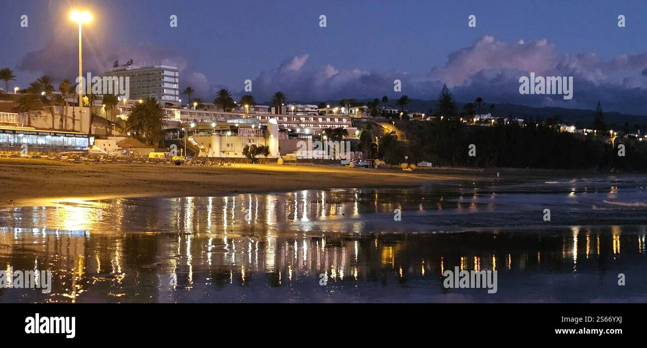 Perduto nella nebbia dorata, dove il sole baciava dolcemente le montagne e la natura sussurrando. Foto Stock