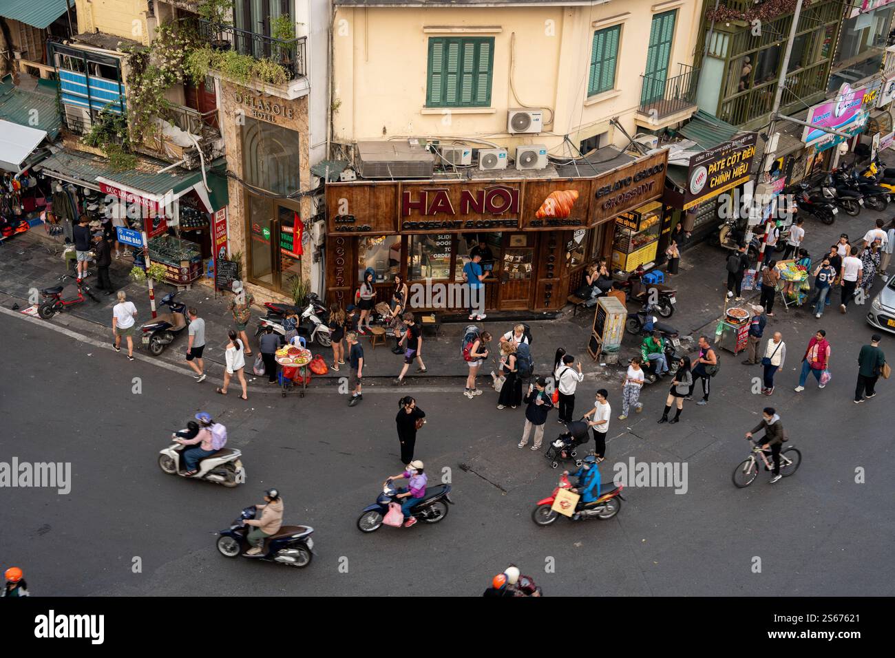 La città, il vecchio quartiere, gli edifici e il traffico di Hanoi in Vietnam e Asia Foto Stock