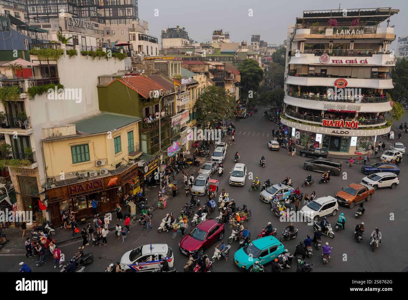 La città, il vecchio quartiere, gli edifici e il traffico di Hanoi in Vietnam e Asia Foto Stock