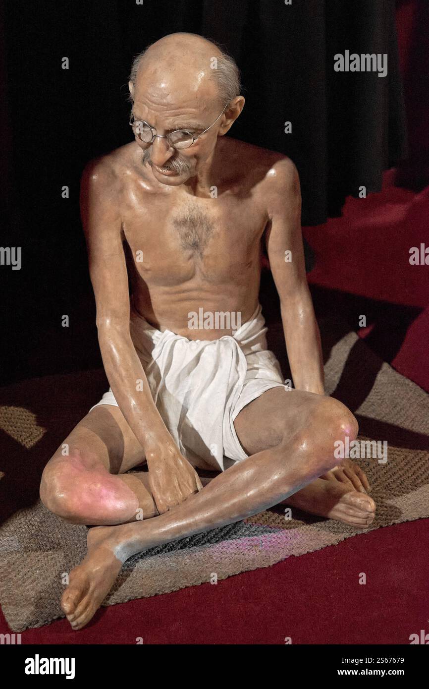 Madrid. Spagna - 16 gennaio 2025: Statua in cera di Mohandas Karamchand Gandhi vestita con un semplice panno bianco, esposta al Museo delle cere di Madrid. Ideale Foto Stock