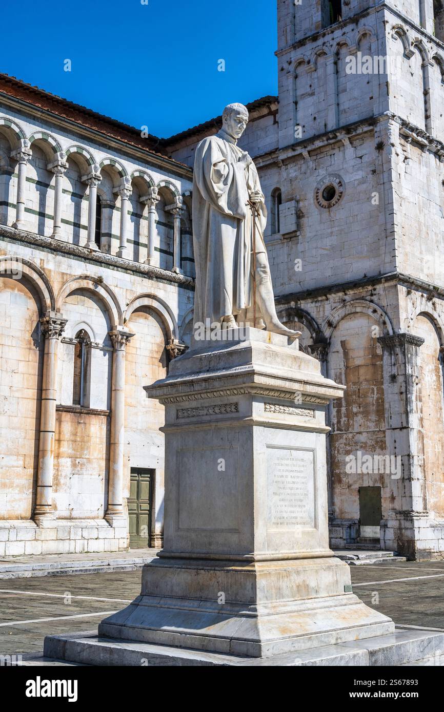 Statua di Francesco Burlamacchi di fronte alla Chiesa di San Michele in foro in Piazza San Michele a Lucca, provincia di Lucca, Toscana, Italia Foto Stock