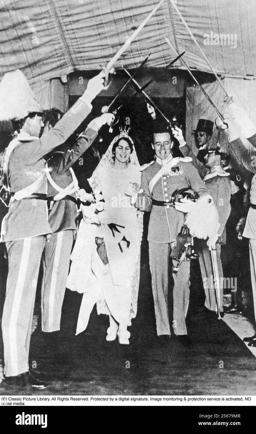 Folke Bernadotte. Nobile e diplomatico svedese. 1895-1948. Sposato con Estelle Bernadotte. Nata Estelle Romaine Manville. 1894-1984. Nella foto il giorno del loro matrimonio, 1 dicembre 1928. Al matrimonio indossò una corona da sposa svedese in platino e cristallo di roccia e il velo da sposa aperto della regina Sofia. 1.500 ospiti sono stati invitati al matrimonio, che è costato un milione e mezzo di dollari. Era la prima volta che un membro di una famiglia reale europea si era sposato sul suolo americano, e il sontuoso matrimonio ha attirato molta attenzione. Foto Stock