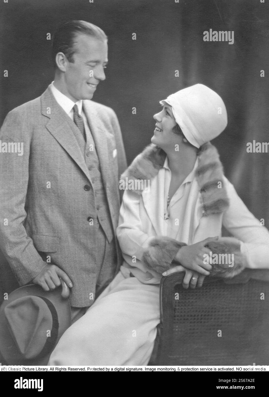 Folke Bernadotte. Nobile e diplomatico svedese. 1895-1948. Sposato con Estelle Bernadotte. Nata Estelle Romaine Manville. 1894-1984. Nella foto 1928. Indossa il tipico cappello del decennio, un cappello cloche. Un cappello a campana per donna. Il suo nome deriva da cloche, la parola francese per "campana". Foto Stock