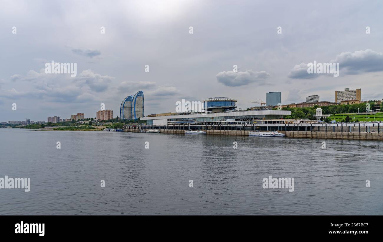 Panorama della città di Volgograd dal fiume Volga. Russia Foto Stock