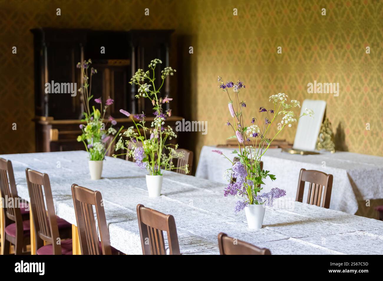 Composizione floreale estiva di columbine viola e rami lilla in fiore. Messa a fuoco selettiva, dettagli. Composizione floreale viola e bianco. Foto Stock