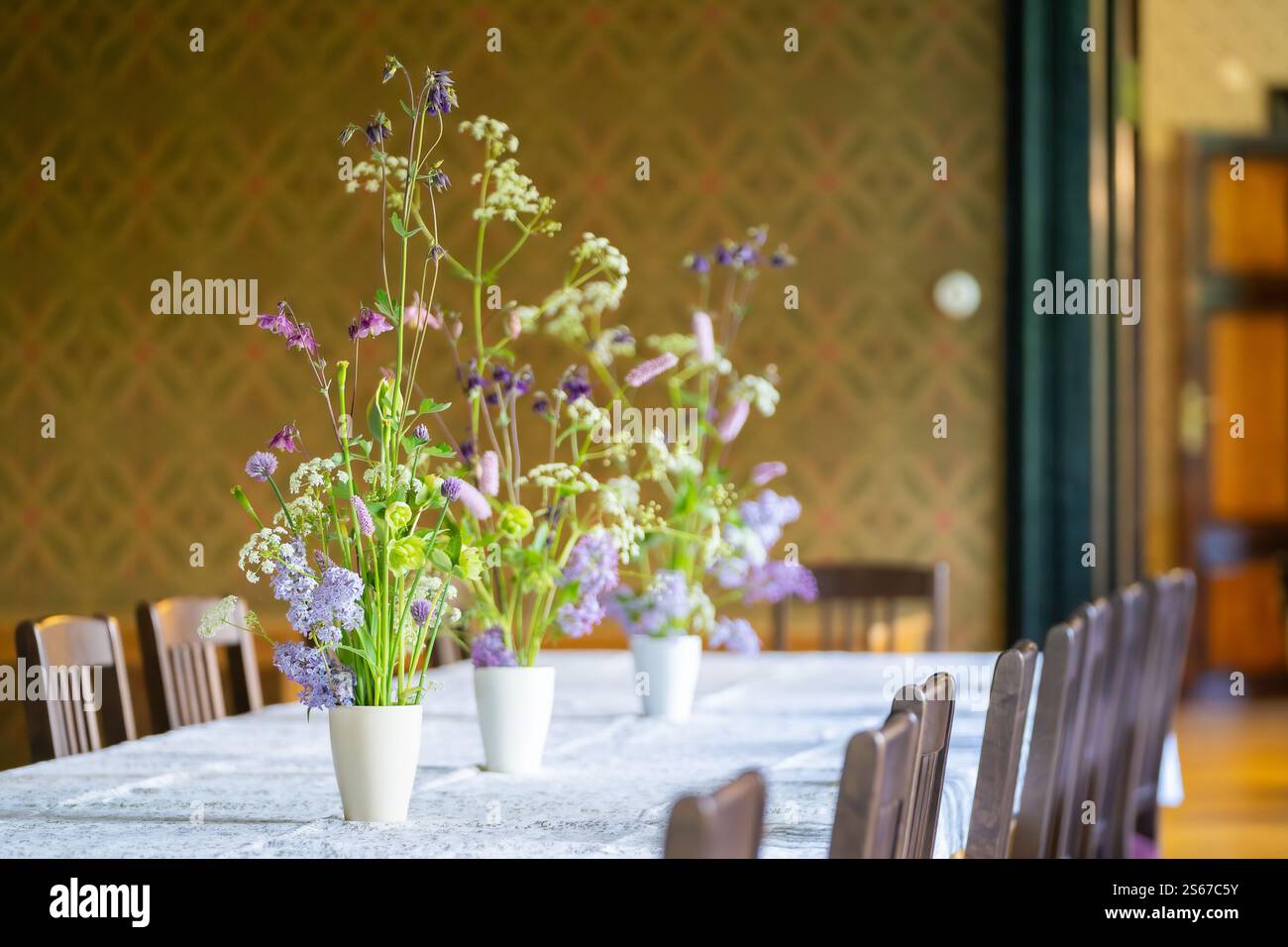 Composizione floreale estiva di columbine viola e rami lilla in fiore. Messa a fuoco selettiva, dettagli. Composizione floreale viola e bianco. Foto Stock