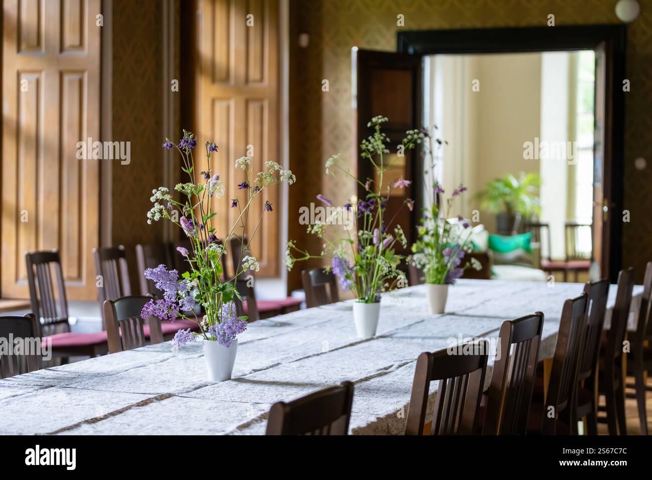 Composizione floreale estiva di columbine viola e rami lilla in fiore. Messa a fuoco selettiva, dettagli. Composizione floreale viola e bianco. Foto Stock